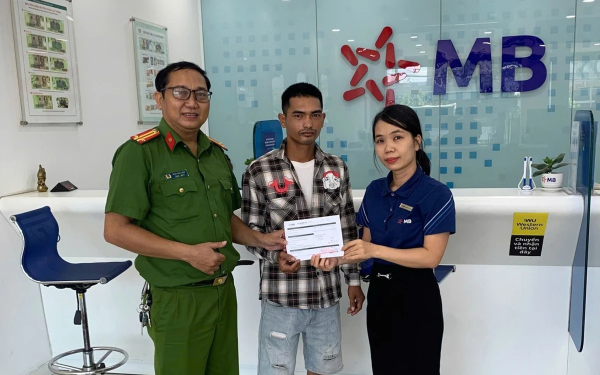 Tài khoản MBBank vừa nhận 35,6 triệu đồng, Công an tìm đến tận nhà người đàn ông SN 1999 để làm việc