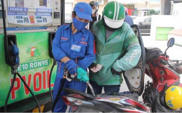 Giá xăng dầu MỚI NHẤT: Xăng E10, xăng E5 RON92 "đẹp từng centimet"