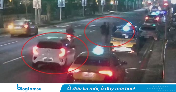 Nam ca sĩ gen Z chở bạn gái tông tài xế đang đứng chờ khách, bỏ trốn thì bị người dân đuổi theo đập vỡ cửa kính