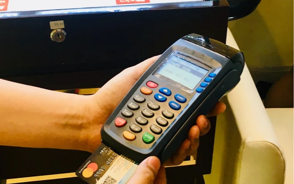 Ngân hàng khởi kiện loạt người dùng thẻ tín dụng: Lãi suất trên 30%, nợ xấu nhiều năm không trả