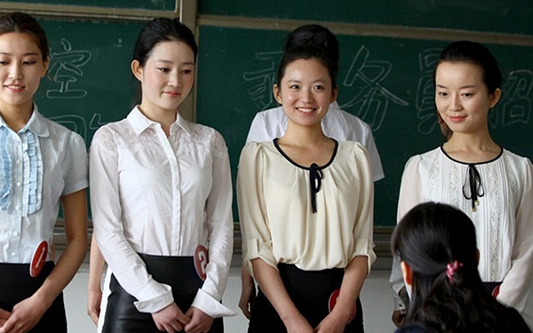 3 nữ sinh bỗng dưng bật cười kỳ lạ, lan thành "đại dịch" khiến hàng ngàn người cười không ngừng nghỉ suốt 18 tháng
