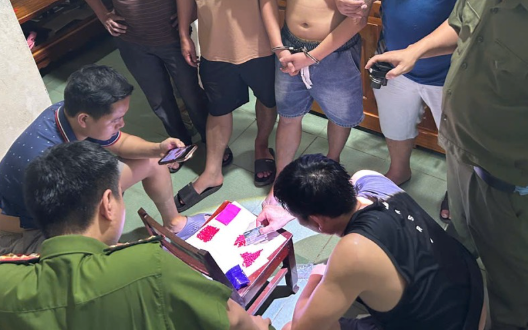 Công an xã Bố Trạch đấu tranh, bắt giữ 03 đối tượng mua bán, tàng trữ trái phép chất ma túy, thu giữ 328 viên ma túy hồng phiến