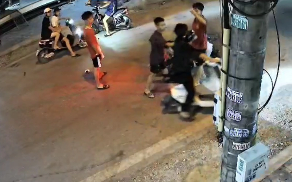 Nam sinh lớp 8 bị truy đuổi trên đường: Mẹ xem được đoạn camera xót xa khi biết NGUYÊN NHÂN