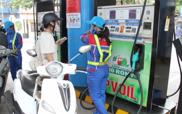 Sau ngày đầu phân phối xăng E10 trên toàn quốc, Petrolimex, PVOIL đồng loạt nêu kiến nghị