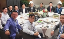 Họp lớp sau nhiều năm, nhóm bạn thu nhập cao ngồi riêng một bàn, cuối bữa một câu nói của nhân viên khiến cả lớp tranh cãi