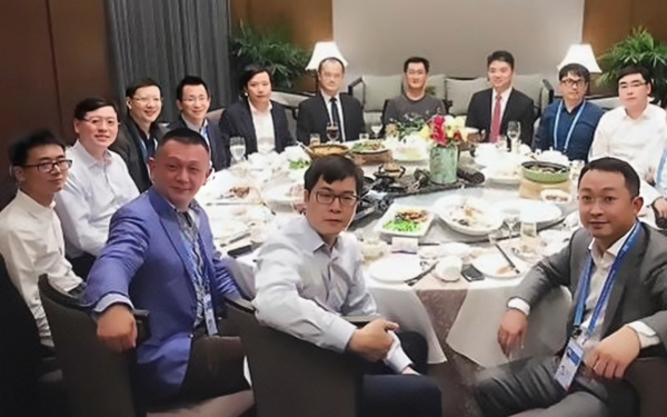 Họp lớp sau nhiều năm, nhóm bạn thu nhập cao ngồi riêng một bàn, cuối bữa một câu nói của nhân viên khiến cả lớp tranh cãi