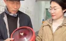 Chỉ trong 10s, hành động của bố chồng trước cửa phòng con dâu khiến 2 triệu người phải "vào cuộc"