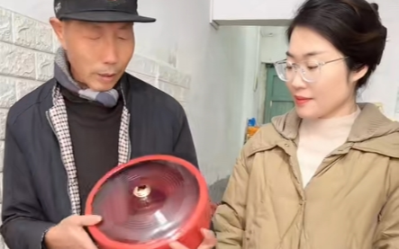 Chỉ trong 10s, hành động của bố chồng trước cửa phòng con dâu khiến 2 triệu người phải "vào cuộc"