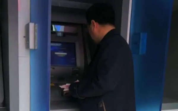 Gửi về nhà hơn 1,7 tỷ đồng sau 7 năm đi làm xa quê, chàng trai ngỡ ngàng khi nghe mẹ bảo “không nhận được tiền”: Sự thật bất ngờ qua video giám sát