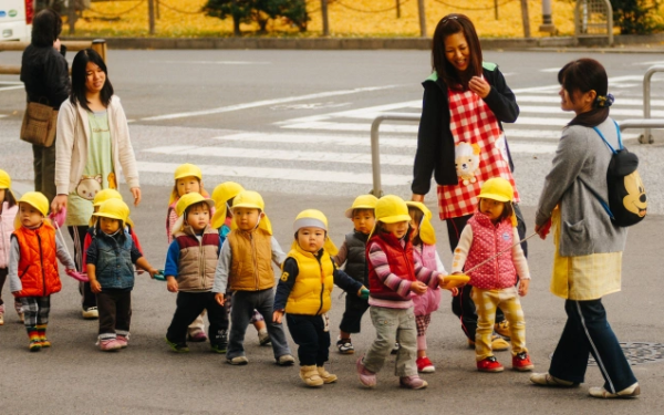 Mẹ thấy bình nước của con có mùi khai, sốc khi biết cô giáo đổ nước tiểu vào bình để phạt con