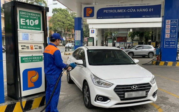 Hàng loạt hãng xe công bố danh mục xe tương thích xăng E10