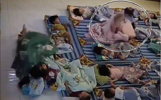 Đang ngủ trưa, bé gái chợt bật dậy bước đi trong vô thức nhưng điều khiến các mẹ không rời được mắt là hành động của cô giáo