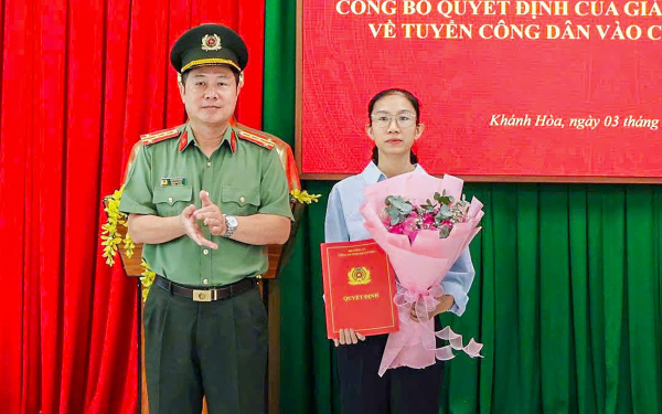 Vợ thiếu tá hy sinh khi truy bắt ‘cát tặc’ được tuyển vào lực lượng Công an nhân dân