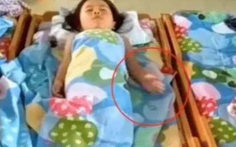Bé gái vốn không ngủ trưa ở trường bất ngờ ngủ rất ngoan, người mẹ xem lại camera lớp học rồi bật khóc vì sự thật phía sau