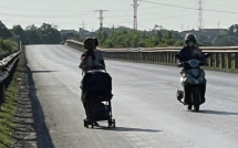 Ba mẹ con đi bộ xuyên miền Trung dưới nắng nóng được hỗ trợ taxi về nhà tại Hải Phòng