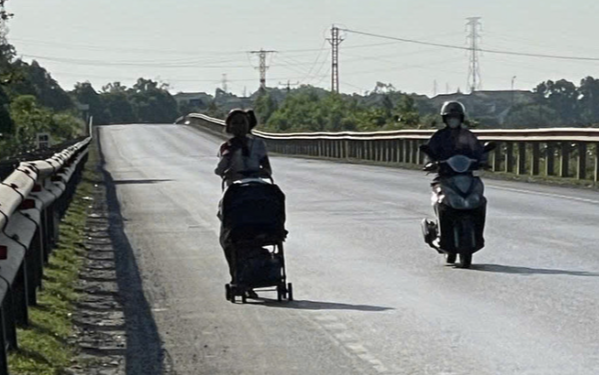 TIN VUI MỚI vụ ba mẹ con đi bộ xuyên miền Trung dưới nắng nóng