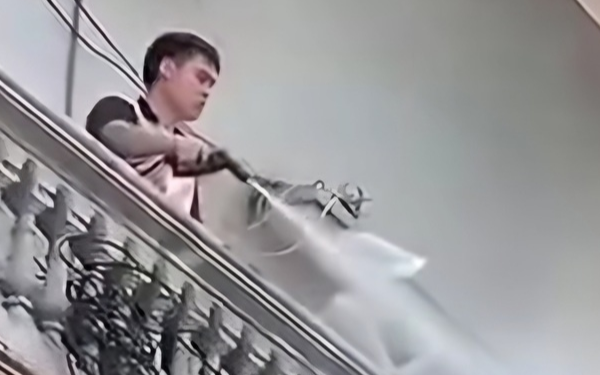 Người đàn ông dùng vòi nước xịt công nhân đang làm việc trên cao ở Hà Nội: Đã xác định rõ nguyên nhân