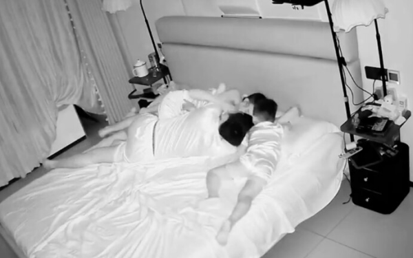 Đoạn video lúc nửa đêm của một nhà 4 người khiến MXH đồng loạt cảm thán: Ai cũng thương người mẹ
