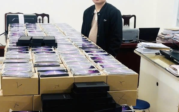 Triệt phá đường dây tiêu thụ hàng nghìn điện thoại Samsung giả trên toàn quốc