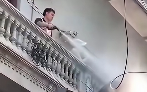 Vụ người đàn ông xịt nước vào thợ xây nhà hàng xóm: Người trong cuộc lên tiếng