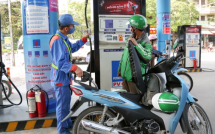 Giá dầu thế giới tiếp tục lao dốc, xăng trong nước vừa giảm mạnh