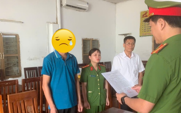Tiến Dũng bị khởi tố, khám xét khẩn cấp chỗ ở và tạm hoãn xuất cảnh