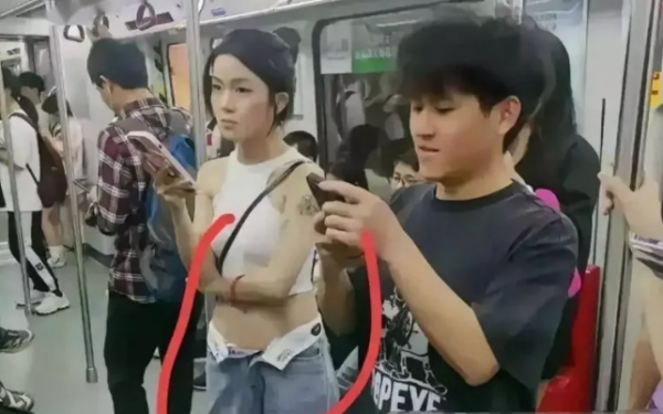 Trời nóng, nữ sinh mặc hở đi tàu điện bị cụ bà nhắc nhở, cô gái liền rút ra một thứ khiến bà lập tức im lặng