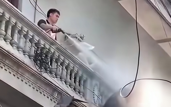 Diễn biến vụ xịt nước vào thợ xây ở Hà Nội: Tiến hành cưỡng chế phá dỡ ban công, ô văng vi phạm