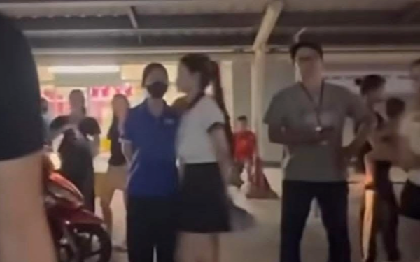 Nhân viên an ninh Aeon Mall Long Biên có vượt quyền khi khám xét đồ của khách?