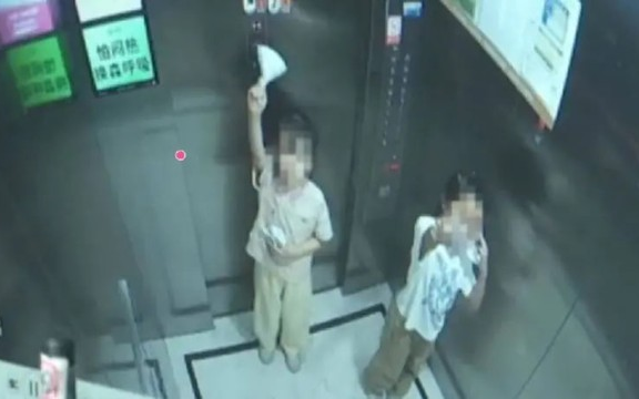 Hai bé gái 9 tuổi mắc kẹt trong thang máy hơn 2 giờ, bấm nút cầu cứu 50 lần, lời giải thích của bảo vệ càng gây bức xúc