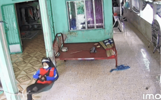 Shipper vào nhà xin nằm ngả lưng giữa trưa, chủ nhà niềm nở nhưng trích xuất camera đăng lên mạng
