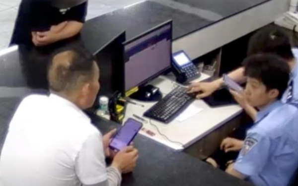Khách đi taxi hết 38.000 đồng nhưng chuyển khoản hơn 776 triệu, tài xế nhận được tiền lập tức báo cảnh sát
