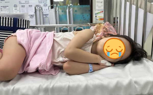 Mẹ bé gái bị đẩy ngã từ cầu trượt cao 1,5m chia sẻ tình trạng hiện tại của con: "Con tha lỗi cho bạn rồi ạ"