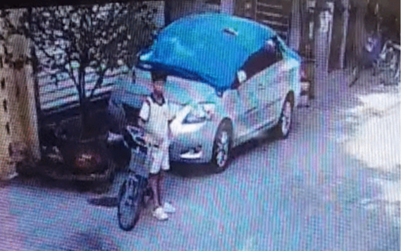 Hà Nội: Cậu bé lớp 5 cầm tập 500 nghìn đứng phơi nắng giữa đường, biết nguồn cơn ai cũng bất ngờ
