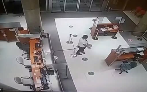 Bảo vệ bệnh viện tiếp đón, kéo ghế ngồi cho bệnh nhân đã qua đời từ hôm trước, check camera không tin nổi vào mắt