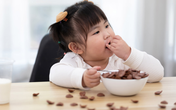 Bé 8 tuổi đã khổ sở vì gan nhiễm mỡ, bác sĩ tức giận: Đừng khen con thế này nữa!