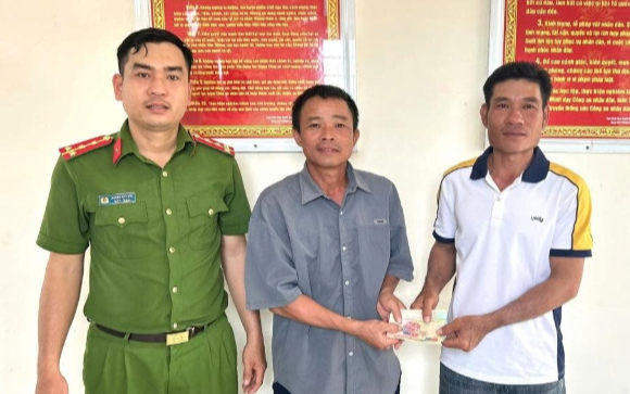 Nhận 10 triệu đồng kèm nội dung 'thanh toán lương' từ công ty, người đàn ông phải đến công an trình báo