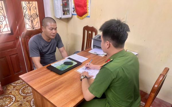 Công an kiểm tra các giao dịch nạp tiền vào tài khoản từ 50.000 đồng: Một người đàn ông phải lên làm việc