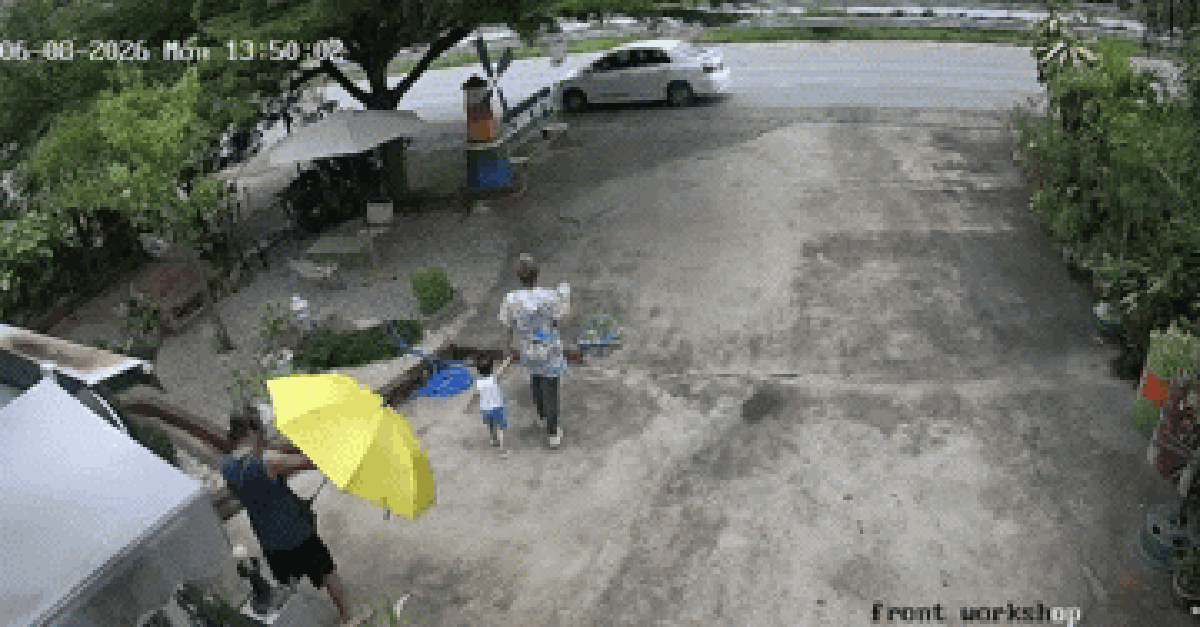 Đang đi bộ trên vỉa hè cùng bố mẹ, con trai 2t thiệt mạng thương tâm