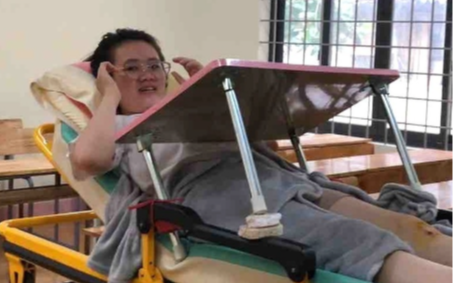 Đắk Lắk: Nữ sinh gãy xương chậu nằm trên băng ca làm bài thi tốt nghiệp THPT