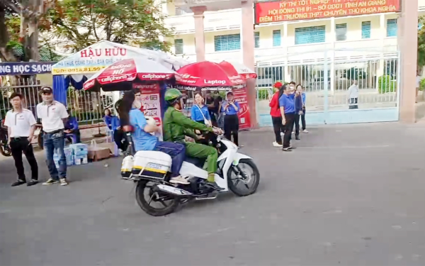 Nữ sinh ngủ quên, vắng mặt ở điểm thi tốt nghiệp THPT, công an tức tốc đến tận nhà đón đi