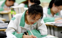 Nữ sinh học giỏi nhất tỉnh nhưng ngủ quên gần hết giờ thi ĐH, vừa nộp bài vừa khóc lớn: Đến lúc công bố điểm cả trường đều thấy khó tin