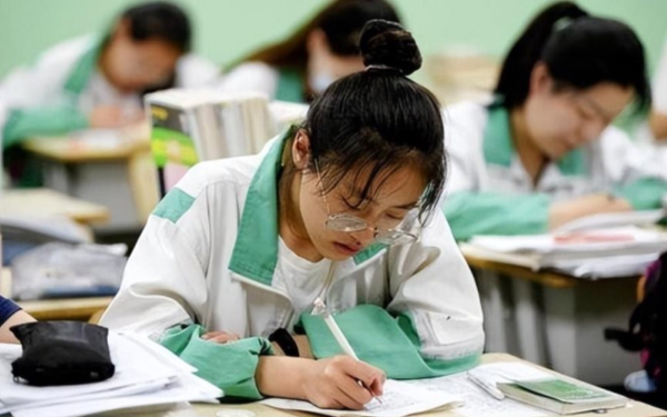 Nữ sinh học giỏi nhất tỉnh nhưng ngủ quên gần hết giờ thi ĐH, vừa nộp bài vừa khóc lớn: Đến lúc công bố điểm cả trường đều thấy khó tin