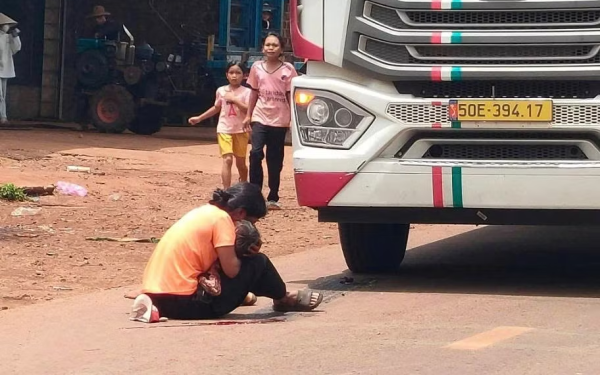 Mẹ bất cẩn để con chạy qua đường, bé trai 3 tuổi bị xe tải cán tử vong