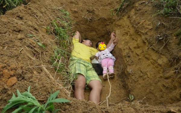 Cô bé từng nằm dưới mộ mỗi ngày để "làm quen với cái chết" hiện tại ra sao sau 9 năm?