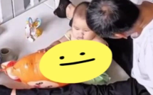 Con dâu ra ngoài nhờ bố chồng ở nhà chăm cháu, 30 phút sau check cam thì thấy cảnh tượng cả đời không quên