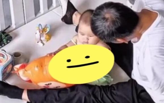 Con dâu ra ngoài nhờ bố chồng ở nhà chăm cháu, 30 phút sau check cam thì thấy cảnh tượng cả đời không quên