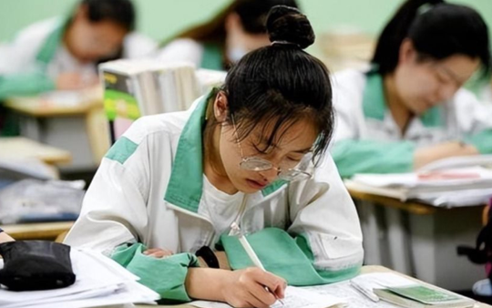 Nữ sinh học giỏi nhất tỉnh nhưng ngủ quên gần hết giờ thi ĐH, vừa nộp bài vừa khóc lớn: Đến lúc công bố điểm cả trường đều thấy khó tin