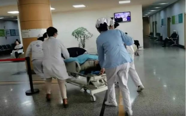 Bà bầu 9 tháng ra đi mãi, lúc mổ đẻ bác sĩ nhói lòng với cảnh tưởng trong bụng
