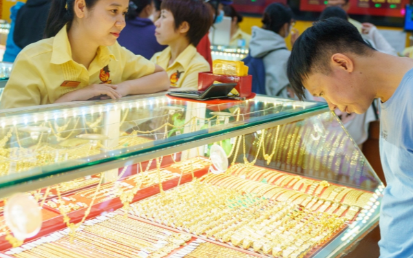 Giá vàng trong nước tăng vọt trong ngày 12/6